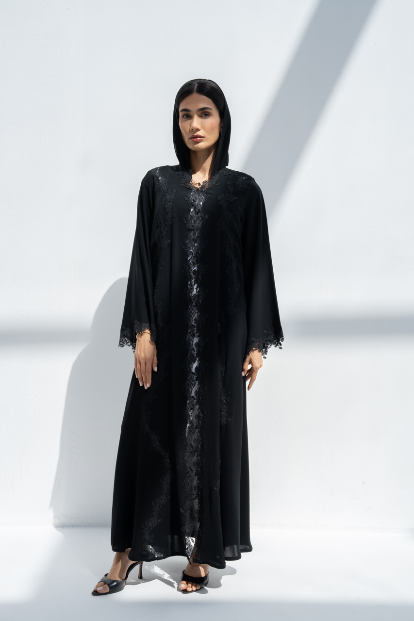 عبايات سوداء